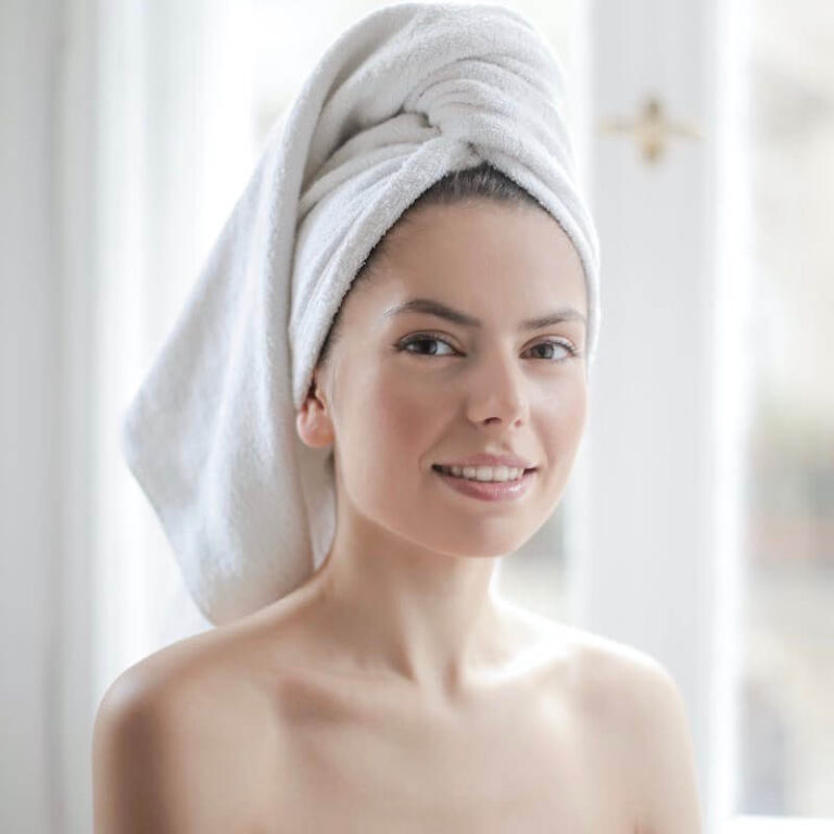 visage plus jeune médecine chirurgie esthétique